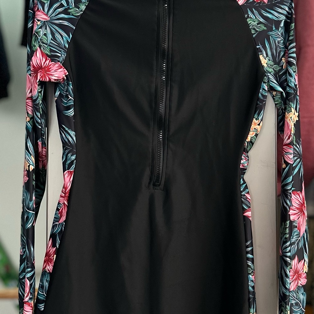 Preloved Floral Long Sleeve Black Rash Guard + swim tops s-m